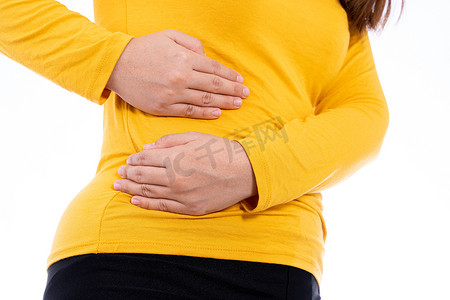 隔离感染摄影照片_女性手触摸胃、腰部或肝脏位置，隔离白色背景。