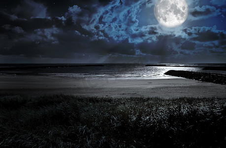 风景海岸夜月亮云自然照片。