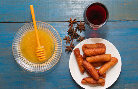 带有波特酒和蜂蜜的 pesti�os 是典型的西班牙美食