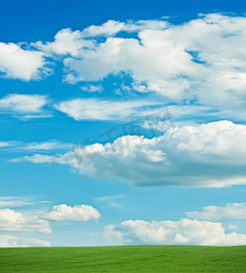蓝天绿地背景摄影照片_绿地和蓝天，云彩，美丽的草甸作为自然和环境背景