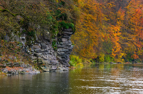 山河背景的岩石悬崖
