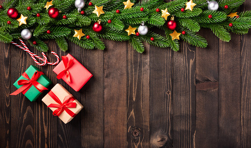 冷杉树枝和圣诞星星装饰摆设和礼物