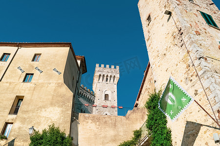 著名的圣卡西亚诺德巴尼城堡的景色