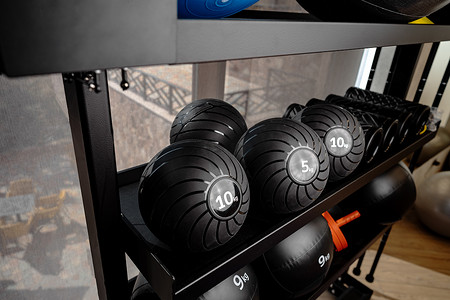 健身房中的球和泡沫轴运动器材