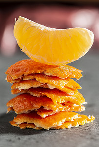 健康摄影照片_一堆橘子皮和一个橘子在上面。