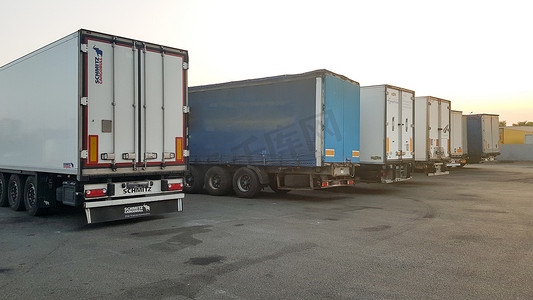 乌克兰，基辅 — 2019年9月8日：带拖车的卡车车队，停在物流码头