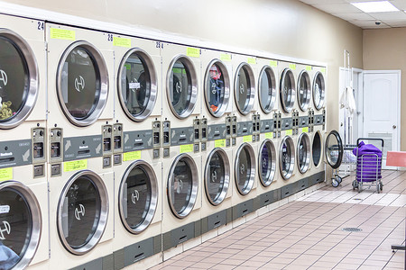 美国迈阿密 — 2019年9月9日：公共自助洗衣店的工业洗衣机、投币式洗衣服务