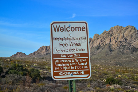 新墨西哥州山景背景上写着“欢迎来到 Gripping Springs 自然区”的信息标志