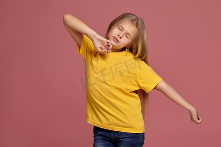 拉小手摄影照片_一件黄色T 恤的小女孩。