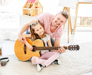 微笑的女儿与弹吉他的父亲