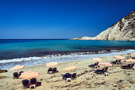 大年湾沙滩上的遮阳伞和躺椅
