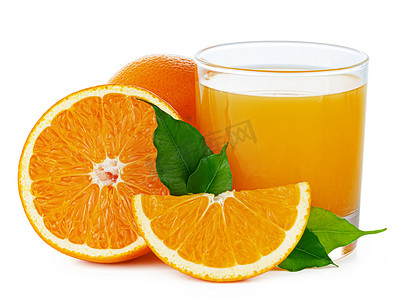 玻璃中的新鲜橙汁隔离在白色