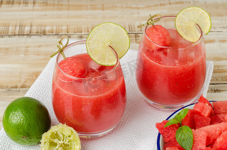 西瓜冰西瓜冰摄影照片_西瓜新鲜果汁，配薄荷叶和酸橙柑橘