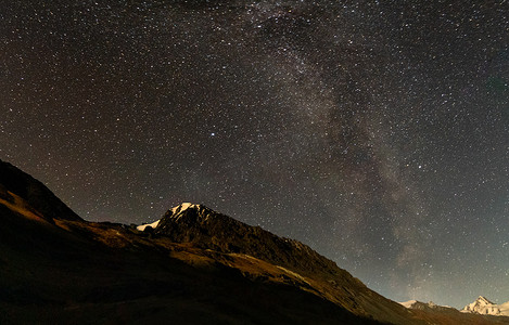 阿尔泰山上空的星空。