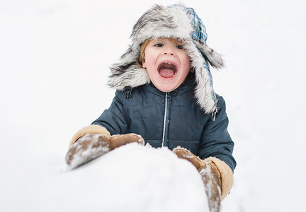 玩雪摄影照片_兴奋的孩子玩雪。