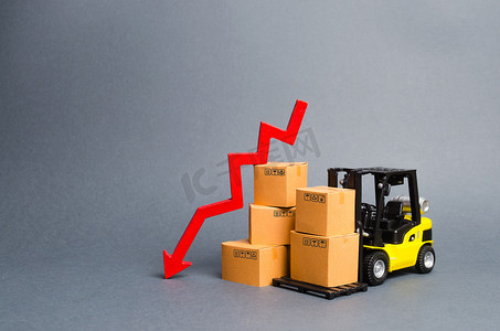 减少的箭头摄影照片_有纸板箱和向下红色箭头的黄色叉架起货车。