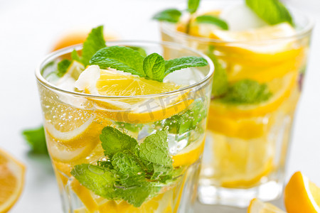 夏季柠檬果汁摄影照片_柠檬莫吉托鸡尾酒配新鲜薄荷、清凉夏季饮料或加冰饮料