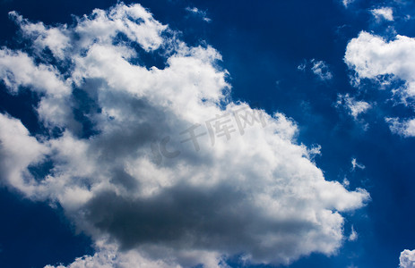 太阳蓝色天空摄影照片_蓝天上的乌云