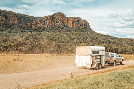 四轮驱动摄影照片_在澳大利亚乡村的一条土路上，四轮驱动的马车牵引着