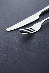 饮食计划摄影照片_刀叉、餐桌装饰用银餐具、简约设计和饮食