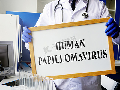 医生持有人类乳头瘤病毒 HPV 的标志。