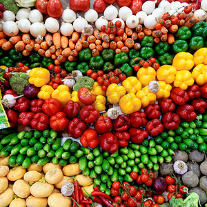 蔬菜超市摄影照片_摆满蔬菜的摊位，例如黄椒、甜菜根、西红柿、黄瓜、南瓜、胡萝卜、萝卜、甜菜根、大蒜。