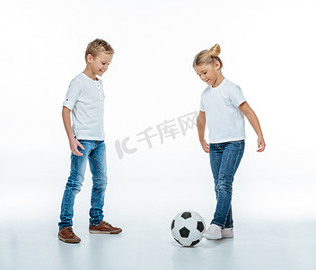 微笑的孩子们玩足球