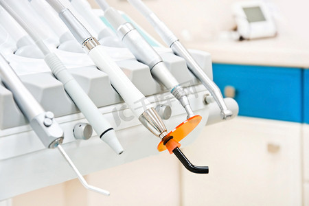 牙科诊所的专业牙医工具。