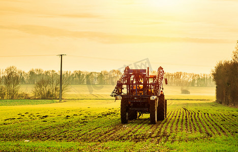 农药化肥包装袋摄影照片_准备在田间喷洒农药的拖拉机