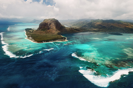 毛里求斯岛摄影照片_鸟瞰被联合国教科文组织列为世界遗产的莫纳布拉班特岛。毛里求斯岛的珊瑚礁