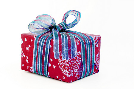 红色和蓝色的圣诞礼物，用丝带隔离