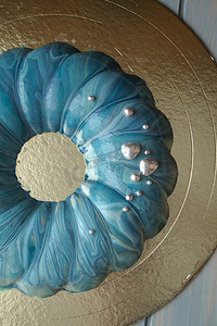 海洋主题背景摄影照片_海洋蛋糕，海洋主题，装饰有蓝色镜面釉