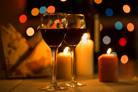 浪漫的晚餐，有酒和蜡烛
