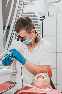 口腔卫生，一位女士在牙医诊所，在刷牙垢时使用牵开器。