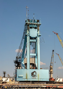 乌克兰切尔诺莫斯克的大型造船厂起重机