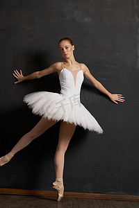 芭蕾舞演员舞蹈经典表演黑暗背景