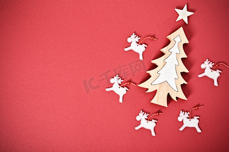 带有圣诞树和雨鹿的季节性贺卡概念