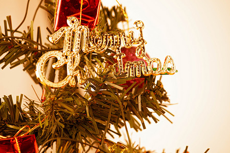 装饰有小玩意儿、灯和小礼物的圣诞树