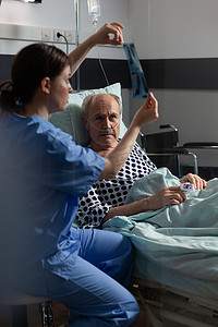 肺部患者摄影照片_患有肺部疾病的老年患者使用氧气面罩呼吸