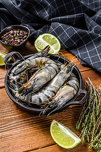 虎虎生威卡通摄影照片_黑生虎虾，虾在锅里。