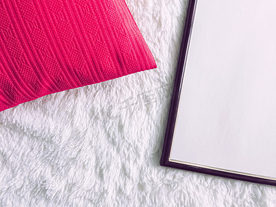 黑色木框和粉色枕头，用于印刷模型、豪华家居装饰和室内设计、海报和可印刷艺术