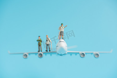 签证飞机摄影照片_飞机模型上的微型旅行者