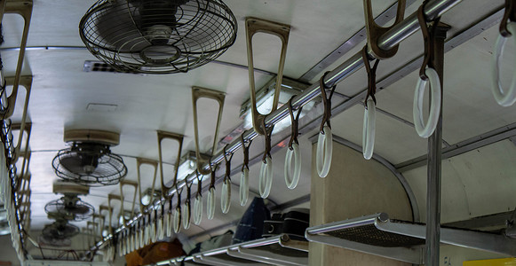 泰国老式柴油发动机列车中手持带和旧风扇的特写。