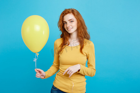庆祝概念-特写肖像快乐年轻美丽迷人的红发女孩微笑着五颜六色的派对气球。