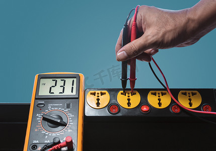 用数字表测量电源插座的 230 伏交流电压。