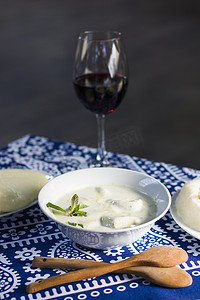 蔬菜的种类摄影照片_格鲁吉亚传统食品 Gebjalia，牛奶奶酪和蔬菜，种类。