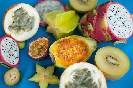一组新鲜热带水果、百香果、杨桃、火龙果或火龙果、山竹、荔枝、西番莲。
