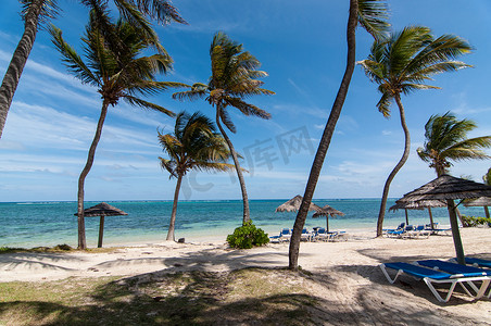 儿童天安门摄影照片_加勒比海的海滩与蓝色的海洋
