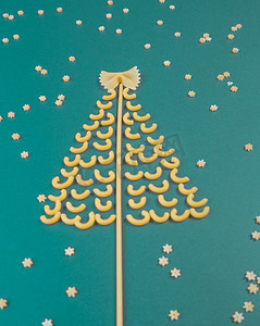 意大利面制成的圣诞树，纸绿色背景上的星星