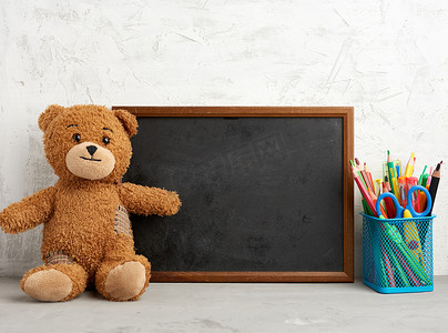 矩形框红色摄影照片_棕色泰迪熊和空木矩形框、粉笔板